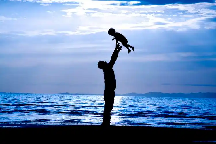 在海边玩耍的父子休闲亲子自然风光幸福童年美好童年