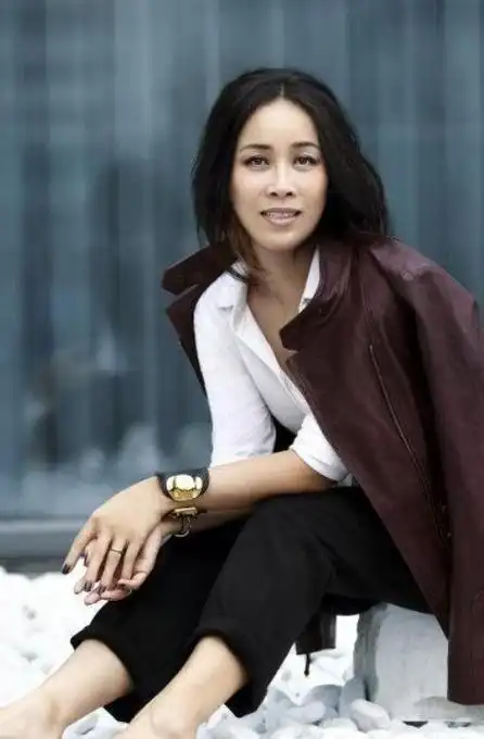 名字迅速在大江南北传开,成为了华语乐坛的一线女歌手,散发出属于自己