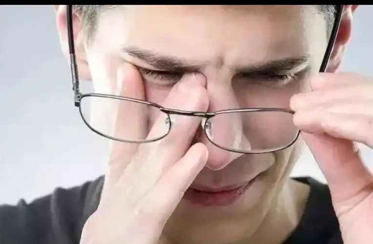 一,感觉眼睛发酸,干涩看起来没"电力"