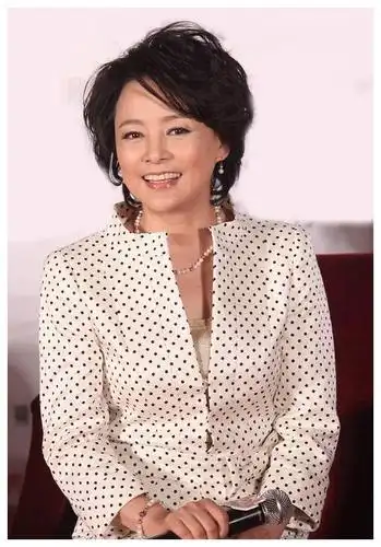 张瑜63岁品味不倒一袭波点西服套裙优雅高级不失时髦