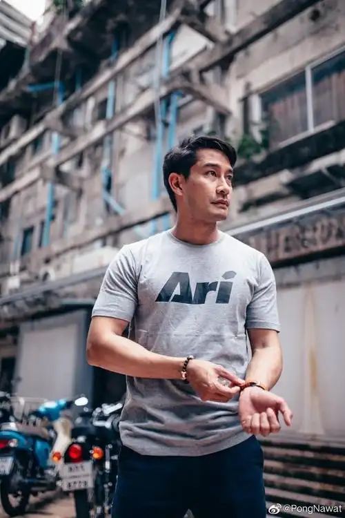 泰国著名影星纳瓦均拉纳拉pong在napattiga