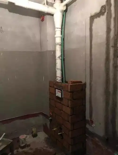 壁龛和壁挂式马桶的改造细节,在下水包管的时候,就要做好墙排.