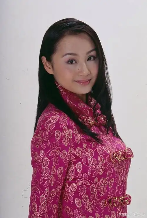 因此,他决定去曹颖所在的剧组跑龙套,希望能够再次见到她.