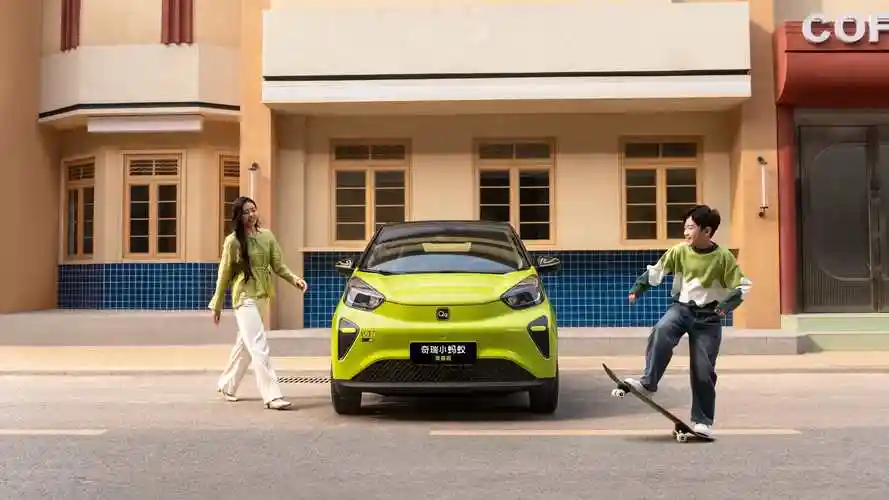 奇瑞小蚂蚁青春版不仅上新了菁纯绿车色,8种靓丽车身活力时尚;内饰