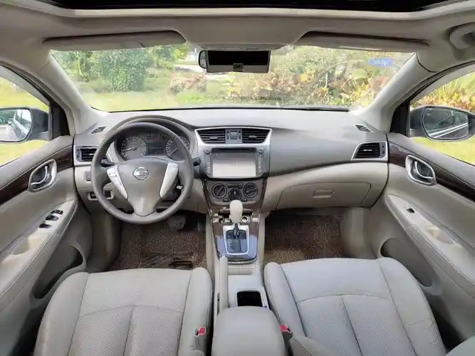 经典款的日产轩逸外形还是不错的,内饰看着坐起来应该很舒服.