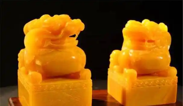 2009年,黄龙玉的价格急剧下跌,大资本家纷纷撤出,古玩长者也否认其