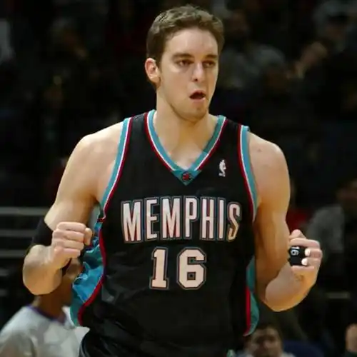 盘点自掏腰包打nba的5位球员:两位名人堂球员上榜_斯科拉_加索尔_姚明