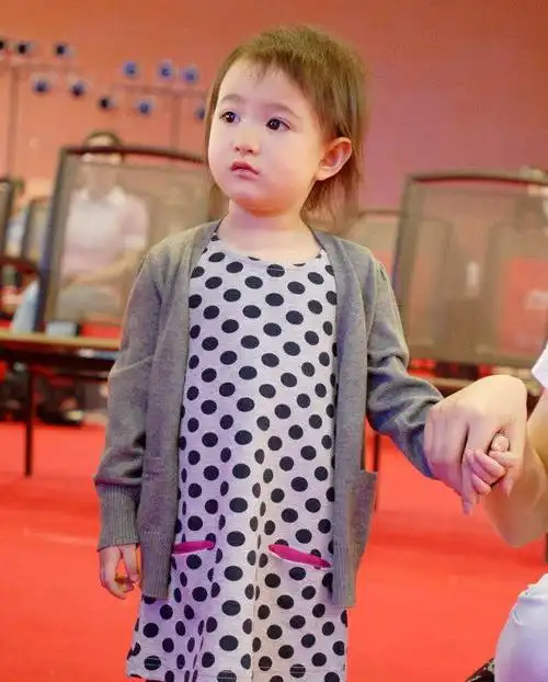 样子了,就以当年奥莉的模样来说她绝对称得上是一位现实版的"芭比娃娃