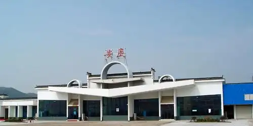 安庆天柱山机场距市中心6千米,仅开通9条航线,通航15座城市