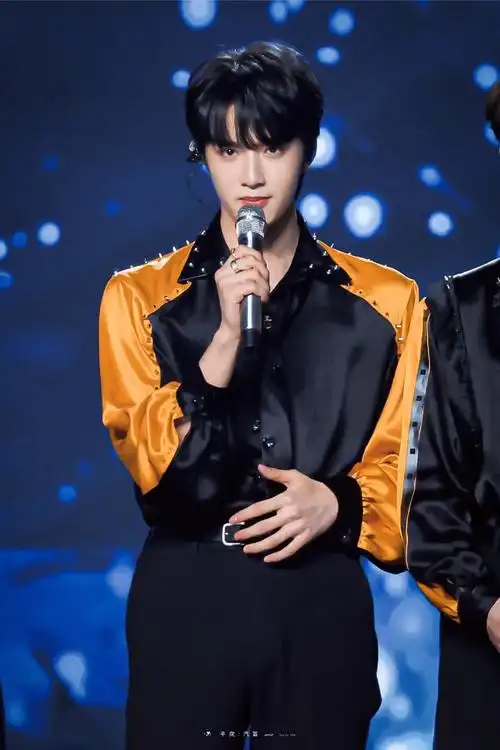 刘耀文东方卫视跨年晚会##刘耀文理想之途舞台直拍