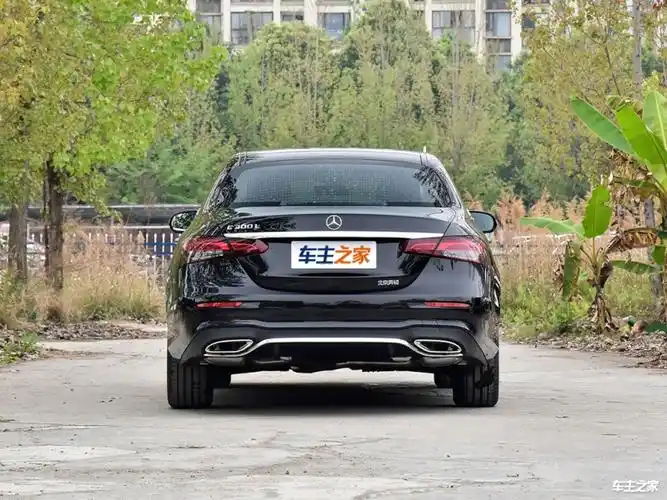 中网内部采用奔驰经典的星辉状进气格栅,密集的点阵镀铬呈发散状分布