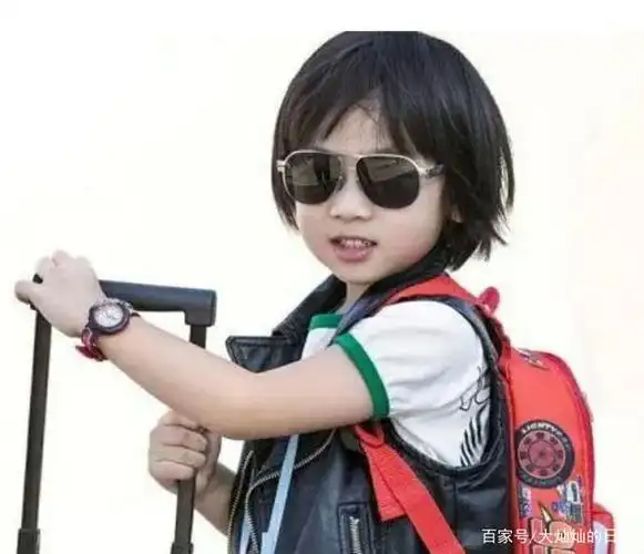 11岁kimi"失控式长高",与爸爸同框,腿长竟然已经超过林志颖