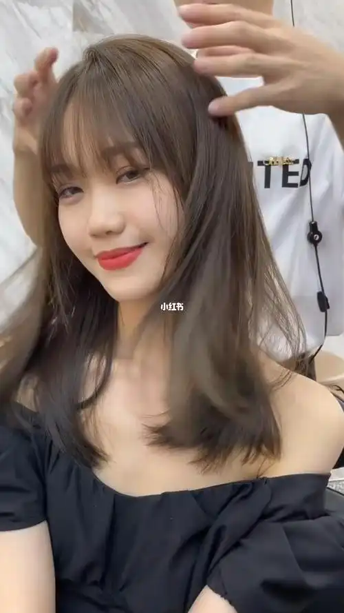 显白发色减龄锁骨长发