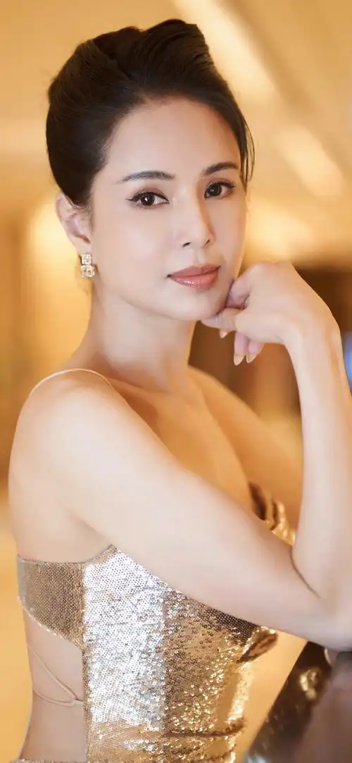 明星壁纸#金色礼服|华丽璀璨|女艺人壁纸张予曦|辛芷蕾|李若彤