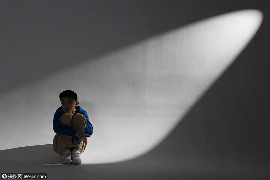 青春期青少年遭受欺凌蜷缩在墙角孤独和谐校园