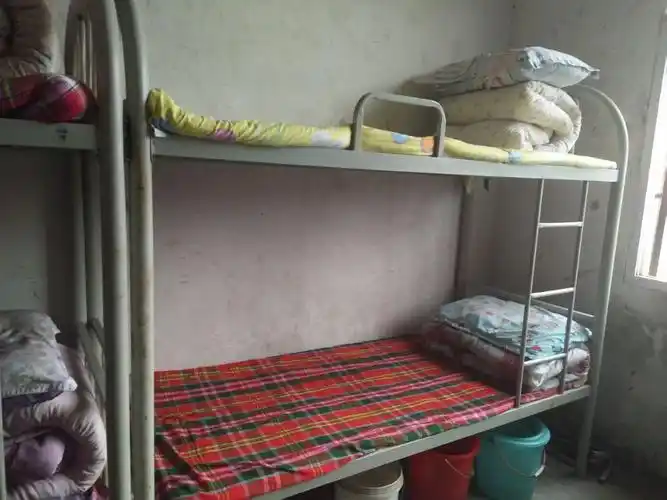 检查小组严格按照"宿舍评分标准",秉着"公平,公正,公开"的原则对学生