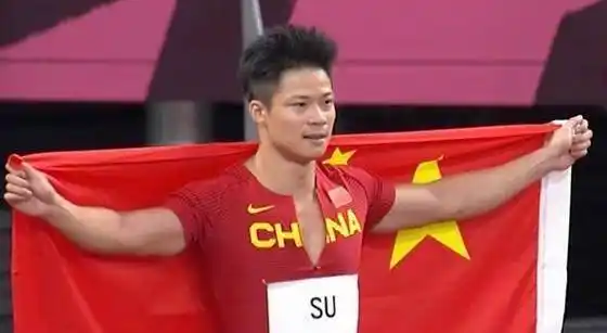 苏炳添撕开上衣,身披国旗绕场庆祝,奥运会官方致敬:你是传奇!