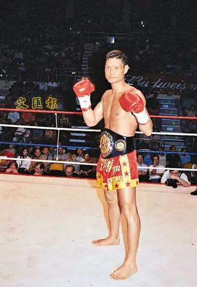 放大图片  【本报讯】前轻中量级自由搏击世界冠军周比利为了公益慈善