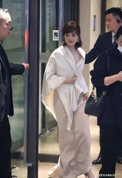 当41岁孙俪和44岁胡杏儿同框,一个飒爽优雅,一个有好几根白发了