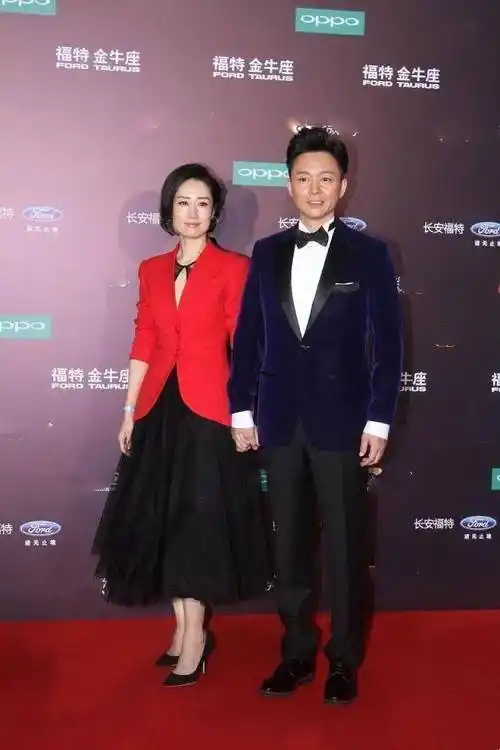 刘敏涛越发大胆,穿深v西装配镂空裙,身旁刘奕君都不敢正眼瞧_时尚