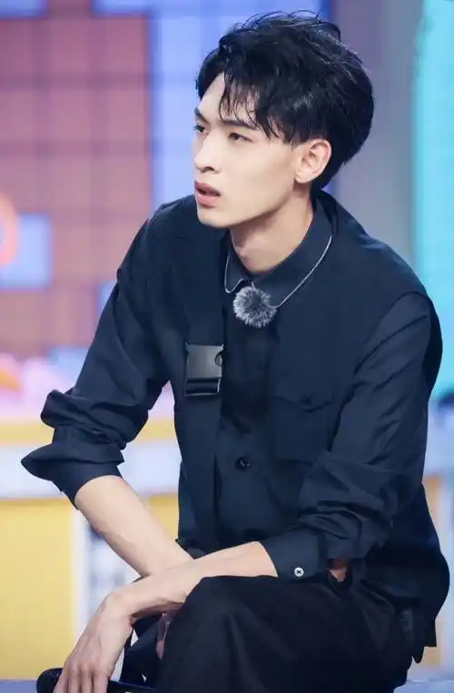 德云当红炸子鸡----秦霄贤郭麒麟的父亲是德云社班主郭德纲,师父是