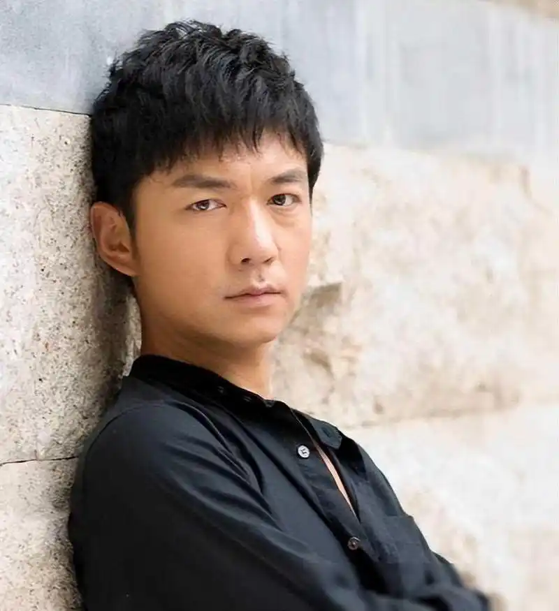 演技卓越,不温不火,用真诚与热爱成就传奇人生 邢佳栋,一个低调的演员