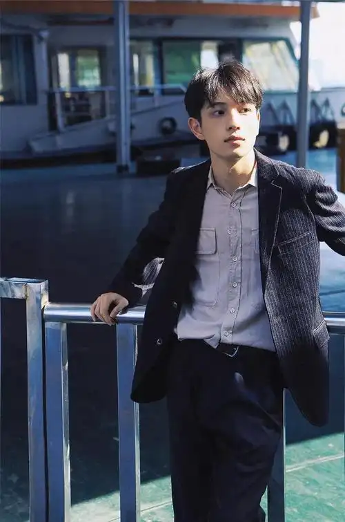 男生拍照姿势怎么摆掌握这些拍照姿势拍出男神风格