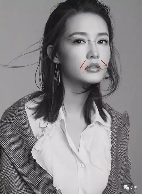 李沁的嘴角原生表情下向下的趋势明显,嘴角尖利,嘴角向下却是带着几分