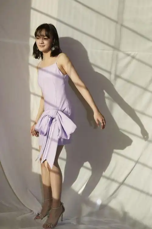 17岁文淇出落得越发美了,穿白色褶皱裙扎丸子头,清纯不失气场