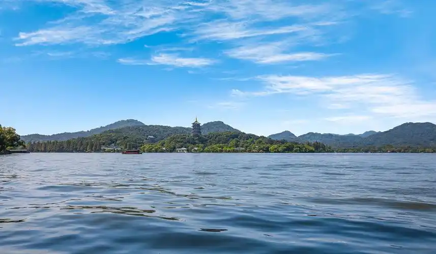 自在西湖行:个人游玩攻略全解析 西湖位于中国浙江省杭州市,是中国