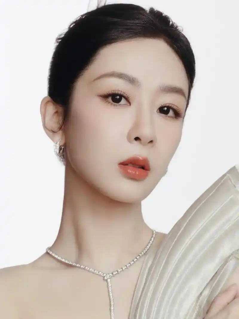 杨紫最新美照! 这样把头发盘起来真的超级美! 衣服跟配饰都好 - 抖音