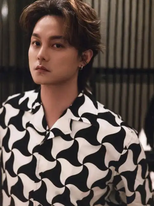 尹正昨日迈巴赫活动图杀疯