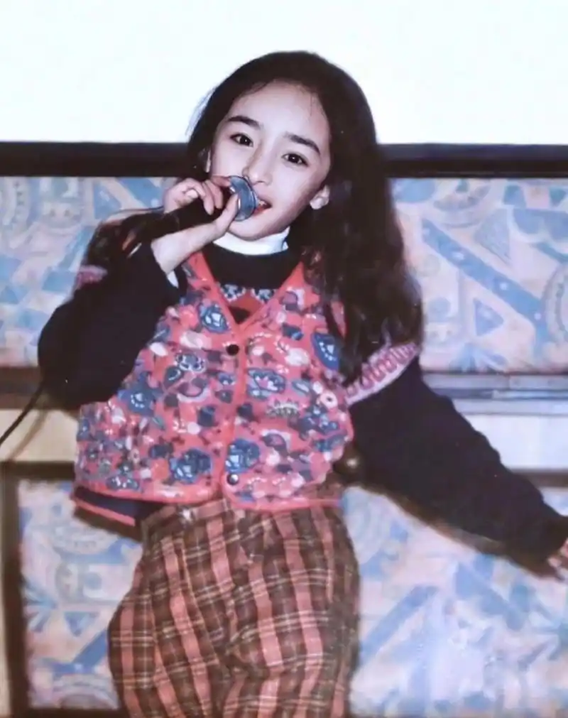 杨幂小时候真好看 从小就是明星相呀[大笑]