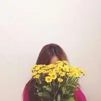 手绘女生拿花遮脸头像_彩铅用花遮脸可爱女生头像_微信头像图片大全