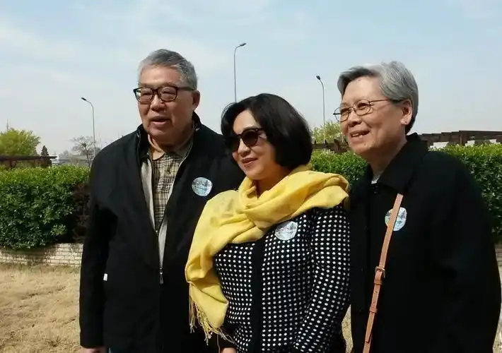 李连杰和59岁前妻黄秋燕拍合照,为避免利智吃醋,她故意站最边上