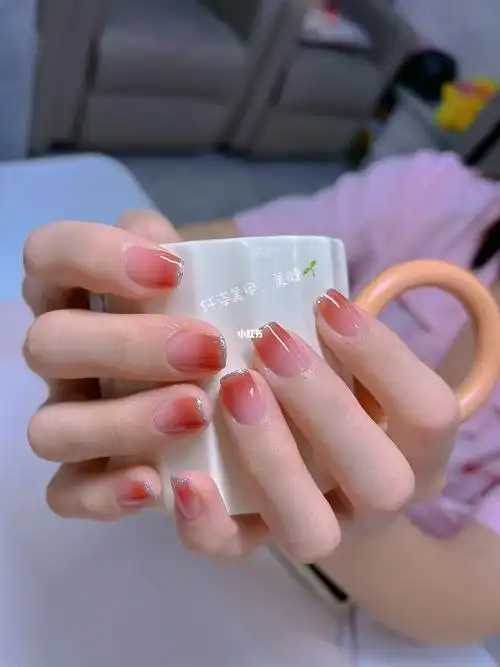 好看又显白的美甲来了