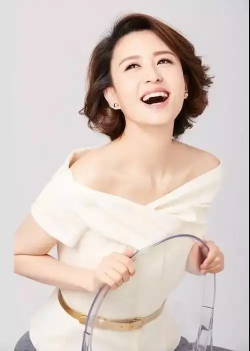 现在的张蕾一边做主持,一边分享自己的公众号"100种生活之美",希望