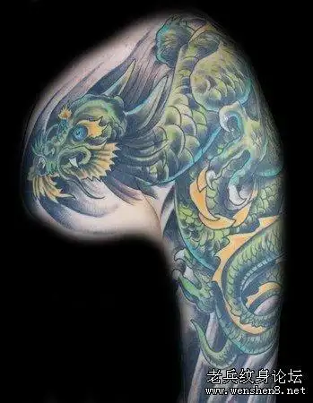 披肩龙纹身