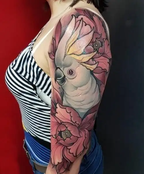 女生手臂上彩绘文艺花朵和小动物鹦鹉纹身图案