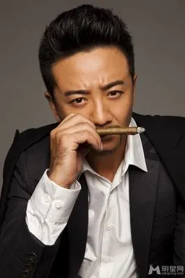 演员张岩时尚大叔范拍熟男写真- 明星库mingx.