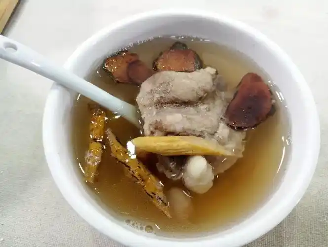 美食| 春季必备补肾靓汤--牛大力土茯苓猪脊骨汤