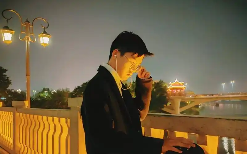 嚣张歌手en真人照片,唱嚣张的歌手en照片-图片大观-奇异网