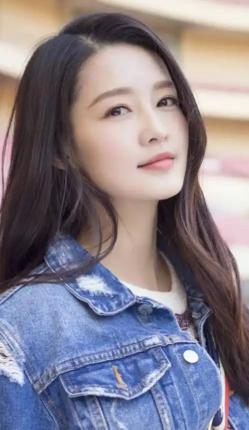 李沁,1990年出生江苏苏州昆山巴城镇,她令我觉得方脸也可以很美_李勤