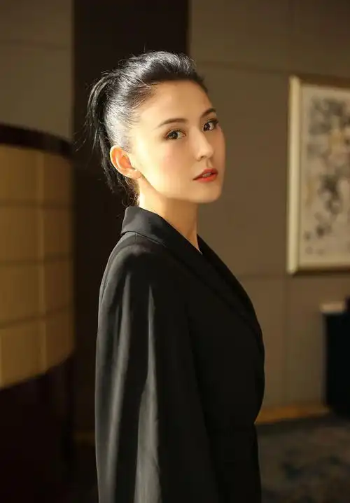 原创新疆美女热依扎的穿搭简单清爽就好无可非议