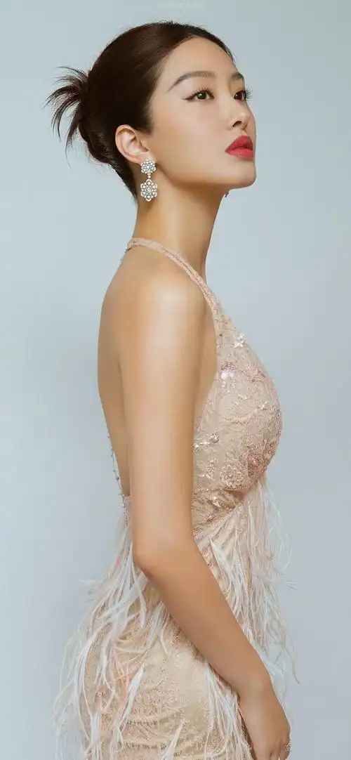 《芳华》主演杨采钰壁纸_网易订阅