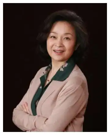 62岁刘莉莉的全家照,女儿很漂亮,老公小4岁,生活很幸福