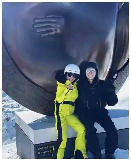 向华强偏心孙女合影搂着郭碧婷女儿向佐儿子很羡慕姐姐被宠