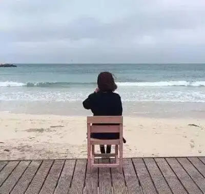 手绘短发女生背影头像高清图片