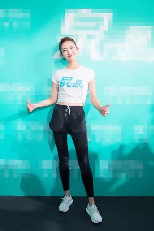 初露小蛮腰江疏影清新活力运动感爆棚