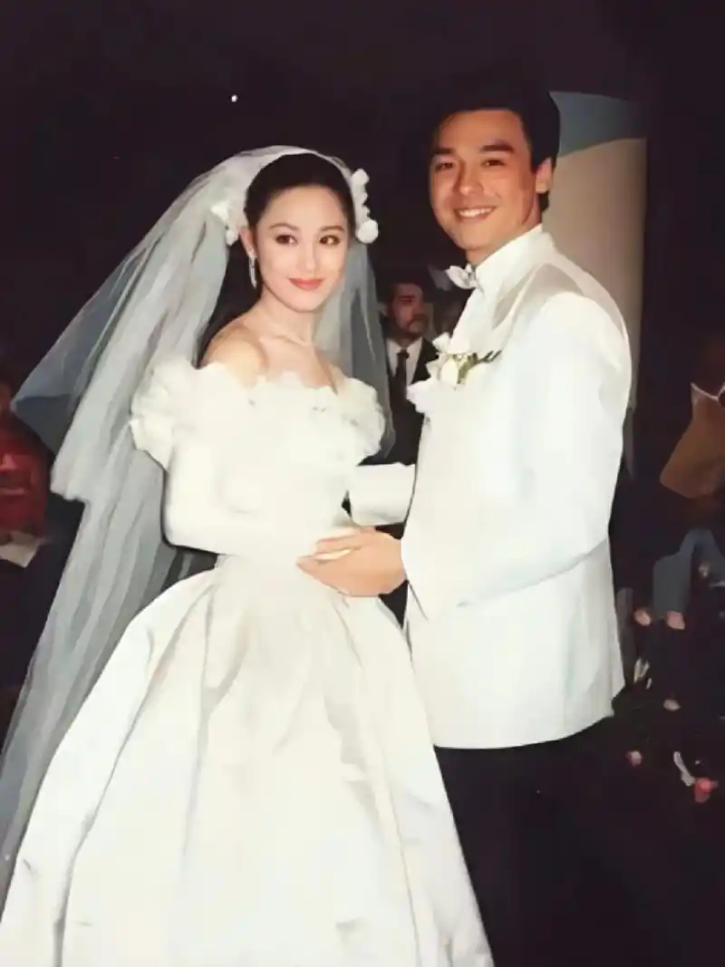 1988年,26岁的章小蕙与钟镇涛举行婚礼 1987年,钟镇涛前往加拿大举办